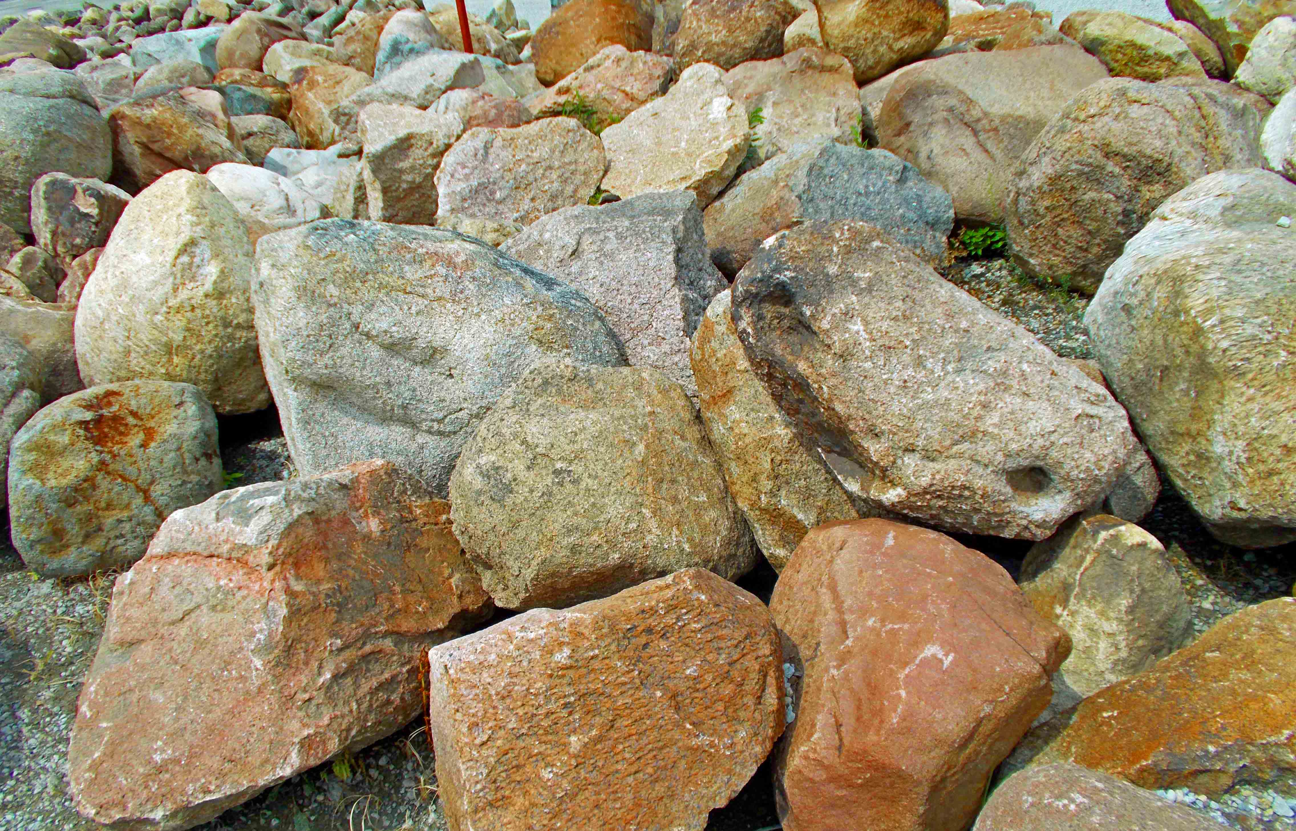 garden decorative boulders